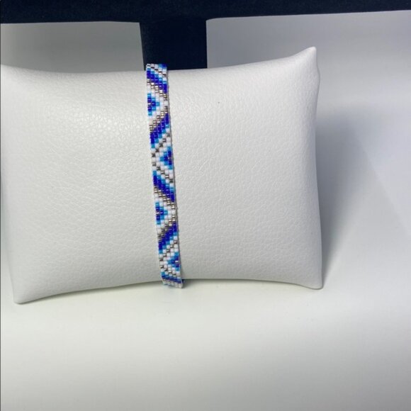 Traditional Native American Indian Style Glass Seed Bead Blue & Silver Bracelet - Picture 12 of 13